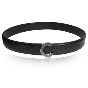 Puede incluir: Un cintur&oacute;n de cuero negro con estampado de avestruz y una hebilla plateada en forma de C.