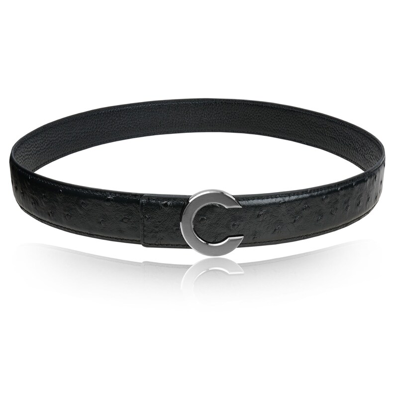 Puede incluir: Un cintur&oacute;n de cuero negro con estampado de avestruz y una hebilla plateada en forma de C.