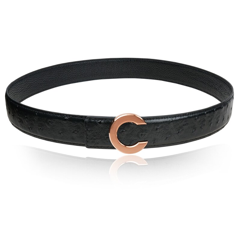 Puede incluir: Un cintur&oacute;n de cuero negro con un patr&oacute;n de piel de avestruz y una hebilla en forma de C de oro rosa.