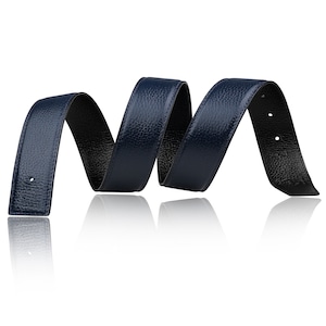 Peut inclure: Une ceinture en cuir bleu foncé avec une surface texturée. La ceinture est enroulée et prête à être portée.