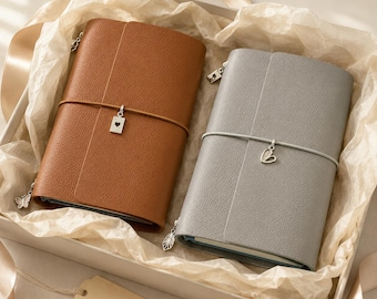 Personalisiertes Trifold A5 Journal aus echten Leder, nachfüllbares Reisejournal Notebook mit individueller Folienprägung des Namens