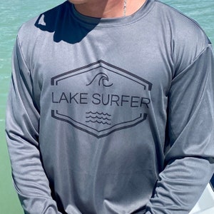Wake surf sun shirt men’s| Surf boat | Wake boat | Lake surfer | Boating | Lake life | Wake boating | Wake surfer | lake | Rash gaurd men’s