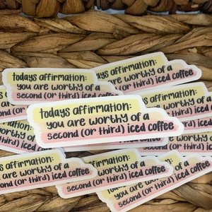 L'affermazione di oggi: sei degno di un secondo (o terzo) caffè freddo trasparente da 2 "adesivo di alta qualità, impermeabile e lavabile in lavastoviglie