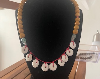 Handgjort halsband med jaspis, grön kalcedon och lera | Halsband med magnetlås i hampafiber