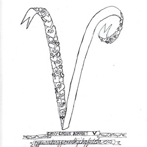 Puede incluir: Una ilustración en blanco y negro de la letra V en una fuente cursiva. La letra está decorada con corazones y el número 420. El texto "Curvy Cursive Alphabet V" está escrito debajo de la letra. El texto "abcdefghijklmnopqrstuvwxyz" está escrito debajo del texto "Curvy Cursive Alphabet V".