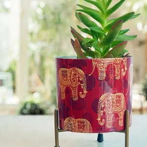 Elephant Motif Design Metal Pot With Metal Stand