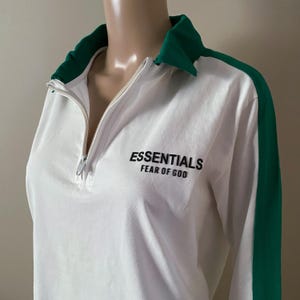 Polo à manches longues Fear of God Essentials avec fermeture éclair quart de tour, taille grand