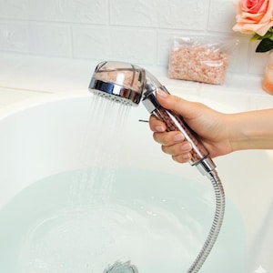 Pomme de douche ionique avec sel de l'Himalaya, rinçage de type spa, buse d'arrosage à économie d'eau accompagnée de minéraux de la montagne, bec verseur