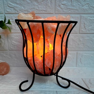 Eisenkorb mit Himalaya Salzkristallen, natürliche Salzlampe, Geschenk für sie / ihn