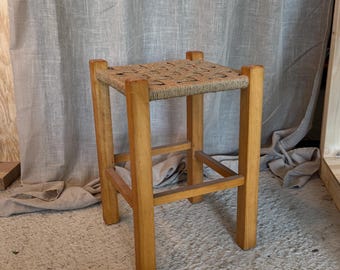 Sgabello vintage in legno con seduta in vimini, vintage