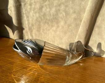 Fischförmiger Erdnussteiler, Vintage-Glas-Delfinnüsse, hergestellt in Deutschland, Wal oder Delfin