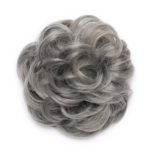 Könnte beinhalten: Eine graue Haar-Bun-Verlängerung, um einer Frisur Volumen und Länge zu verleihen.