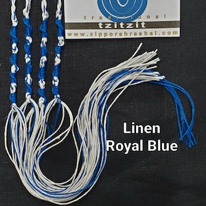 Peut inclure: Quatre brins de tzitzit blancs et bleu royal, une frange de prière juive traditionnelle, en lin. Les tzitzit sont noués ensemble en haut et ont de longues extrémités lâches. L'image comprend également une petite carte avec le texte "Sephardic traditional tzitzit www.zipporahreshel.com" et le texte "Linen Royal Blue www.zipporahreshel.com".