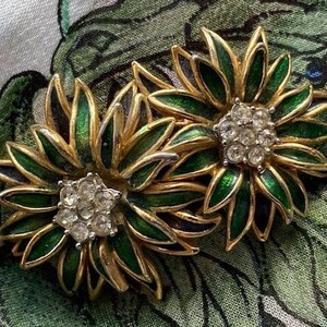 Collectable costume jewelry deals