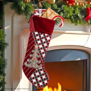 Op de afbeelding: Een dieprode kerstkous van fluweel met een kralenpatroon in een zwart, wit en zilver geblokt motief. De kous is versierd met een centrale kerstboom van kralen, een rode kwast, en is gevuld met cadeauverpakkingen en een zuurstok.