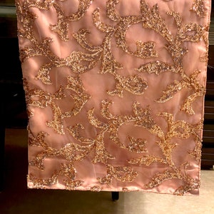 Camino de mesa decorativo Disponible en 11 tamaños, de 36 a 120 pulgadas Patrón de pan de oro rosa bordado.