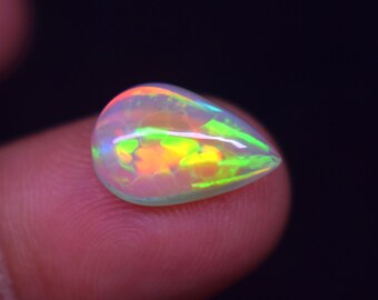 Äthiopischer Opal Cabochon: Auffälliger ovaler Edelstein (14.7X9.8X5.6 MM, 3.07 Ct
