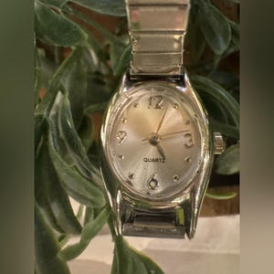 Analog Watch Silver Tone Expansion Stretch Band Oval Shaped  display picture 1