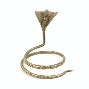 Könnte beinhalten: Eine silberfarbene Metallskulptur einer gewickelten Kobra mit einem detaillierten Kopf und einem gemusterten Körper.