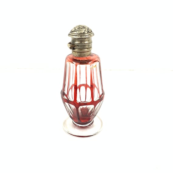 Antike geschliffene Glasflasche mit Silberverschluss