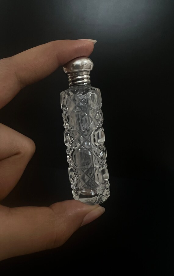 アンティークの小さなカットガラスの香水瓶（シルバーのキャップ付き