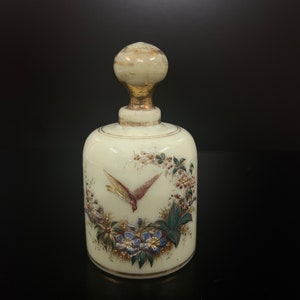 Vintage opalineglazen parfumkaraf met emaille beschildering