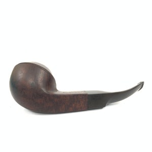 Pode incluir: Um cachimbo de madeira castanho escuro com um bocal preto. O forno do cachimbo é redondo e o bocal é curvo.