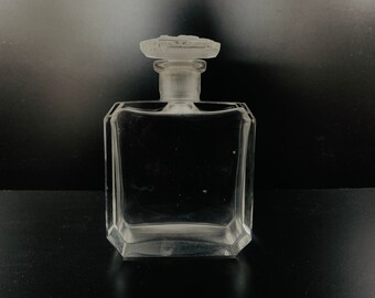 ヴィンテージ　パウダーケース　香水瓶 ヴィンテージの空の香水瓶とパウダーホルダー、華やかな金色の花の