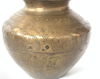 Vintage Brass Pot| Pot planter| Holy Water pot| Etched Brass Pot| Vintage Decor| Garden Decor| Vintage Planter|Vintage brass pot|home decor