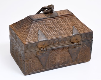 Caja de almacenamiento tribal de hierro y madera vintage