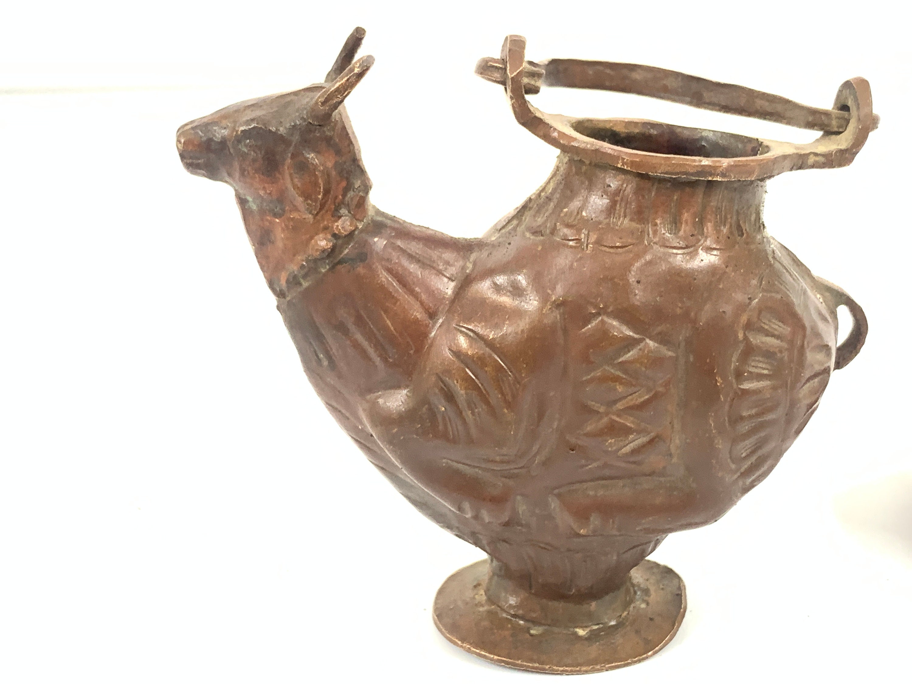 ルドラビシェクのヴィンテージ銅製ナンディ ムク ジャラダリ