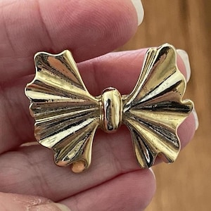 Ribbon Bow Brooch - Gold tone pin - MCM jewelry for women, Pre-owned jewelry