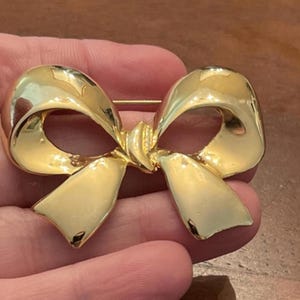 MCM brooch - Gold tone bow pin - Shiny marked AAi - Unisex, Pre-owned jewelry