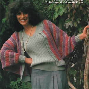 Könnte beinhalten: Eine Frau trägt eine gestreifte Strickjacke und einen passenden Pullover. Die Strickjacke hat rosa und lila Streifen. Der Pullover ist hellgrün. Die Frau steht vor einem grünen, belaubten Busch. Der Text "Fernedale" befindet sich oben im Bild. Der Text "Fashion/Double Knitting" befindet sich unter "Fernedale". Der Text "To Fit Sizes: 32 - 38 ins 81 - 97 cm" befindet sich unter "Fashion/Double Knitting".