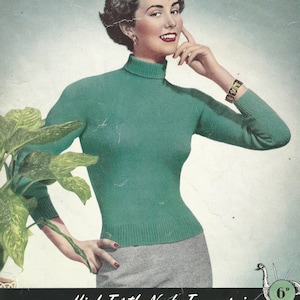 Puede incluir: Una mujer lleva un jersey verde de cuello alto y una falda gris. El jersey está tejido con un hilo fino. La imagen es de un libro de patrones de tejido vintage. El texto de la imagen dice "Emu High Turtle Neck Jumper in Botany 3 Ply Fingering 6"