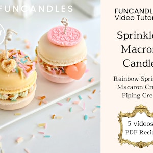 Op de afbeelding: Twee kleurrijke macaron-kaarsen met sprinkles en glazuur. De kaarsen staan op een wit bord met sprinkles die eromheen zijn gestrooid. De afbeelding bevat de tekst "FUNCANDLES™ Video Tutorials" en "Sprinkles Macron Candle".