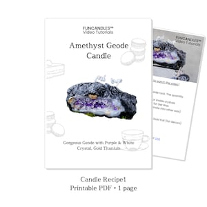 Pu&ograve; includere: Una ricetta per candele in PDF stampabile per una candela a geode di ametista. L'immagine mostra una geode di cristallo viola e bianca con accenti in titanio dorato.