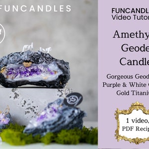 Pu&ograve; includere: Una candela a forma di geode di ametista viola con accenti dorati. La candela &egrave; circondata da muschio e piccole pietre bianche. L'immagine include il testo "FUNCANDLES" e "EASY".