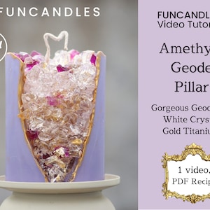 Peut inclure: Bougie en forme de pilier violette avec un design de g&eacute;ode orn&eacute; de cristaux blancs et d'accents dor&eacute;s. La bougie est &eacute;tiquet&eacute;e "Amethyst Geode Pillar" et "Gorgeous Geode with White Crystal, Gold Titanium".