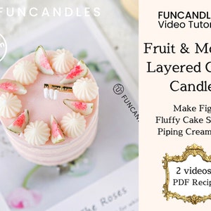 Op de afbeelding: Een roze gelaagde taartkaars met witte frosting en roze vijgenplakjes. De kaars is versierd met witte piping en staat op een wit bord. De tekst "FUNCANDLES™ Video Tutorials" staat in de rechterbovenhoek van de afbeelding. De tekst "Fruit & Mousse Layered Cake Candle" staat onder de tekst van de videotutorials. De tekst "Make Figs, Fluffy Cake Slices, Piping Cream Wax" staat onder de tekst van de taartkaars. De tekst "2 videos, PDF Recipe" staat in een gouden kader onder de vorige tekst.