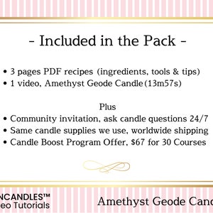 Pu&ograve; includere: Una grafica rosa e oro con il testo "Incluso nel pacchetto" e un elenco di articoli inclusi nel pacchetto. Gli articoli includono 3 pagine di ricette PDF, un video, un invito alla community, forniture per candele e un'offerta di programma di potenziamento delle candele. La grafica include anche il testo "FUNCANDLESTM Video Tutorials" e "Cera Geode di Ametista".