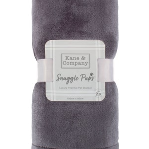 Könnte beinhalten: Eine graue Plüschdecke für Haustiere von Kane & Company, beschriftet mit "Snuggle Pups" Luxury Thermal Pet Blanket, 100 cm x 80 cm.