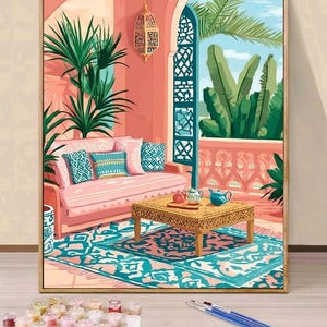 Könnte beinhalten: Ein Malen-nach-Zahlen-Set mit einer farbenfrohen Innenszene. Das Kunstwerk zeigt ein rosa Sofa mit gemusterten Kissen, einen Holztisch mit Teetassen und einen gemusterten Teppich. Der Hintergrund umfasst ein Fenster mit Palmen und eine Hängelaterne.
