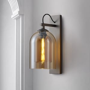 Applique moderna in stile fattoria: piastra posteriore in bronzo, paralumi in vetro color cognac