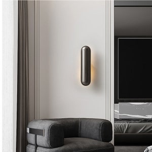 Mid Century Modern Pill Shape Wall Sconce with Integrated LED's Brutalist, Minimalist Theme in Gold and Black zdjęcie 4