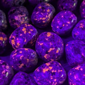 Genuine Yooperlite Tumbled Stones - UV Reactive Emberlite - Etsy UK