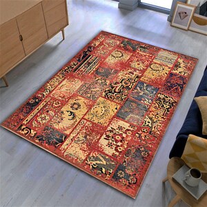 Może przedstawiać: Czerwony, żółty i niebieski dywan w stylu patchwork z tradycyjnym perskim wzorem. Dywan charakteryzuje się różnorodnością skomplikowanych wzorów i kolorów.