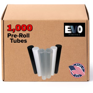 Puede incluir: Una caja de cartón marrón con el texto "1,000 Pre-Roll Tubes" en rojo. La caja contiene varios tubos pre-enrollados de plástico negro, blanco y transparente. La caja también tiene una pegatina "Made in USA" y el logotipo "EVO Plastics".