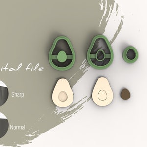 Può includere: Un set di sei stampini per biscotti a forma di avocado, tra cui due metà di avocado verdi, due metà di avocado bianche, un nocciolo verde e un nocciolo marrone. Gli stampini sono disposti su una superficie bianca. File digitale.