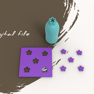 以下が含まれることがあります： 紫色のプラスチック製のテンプレートに、花の形をした切り抜きが5つあります。テンプレートの隣には、薄い青色のプラスチック製の、花の形をしたクッキー押し型があります。白い表面に、紫色の花の形をしたクッキーが5つ散らばっています。デジタルファイルです。